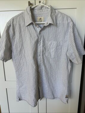 Surfside Supply White and Light Gray Stripe Short-Sleeve Button-Down Shirt